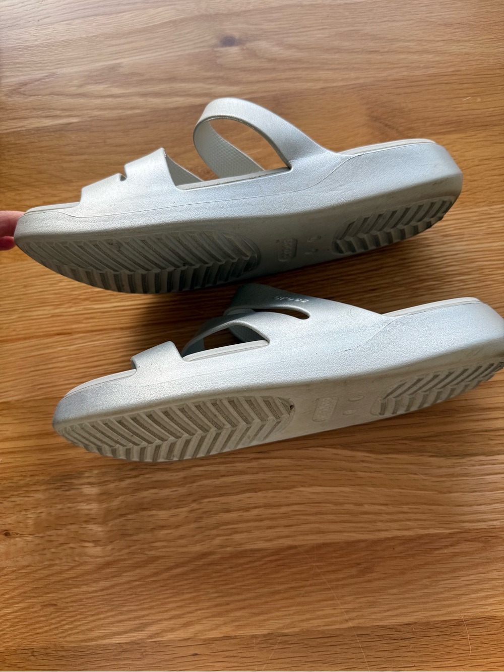 CROCS Getaway Women’s Metallic Silver Crossover Slide Sandals - Picture 3 of 3